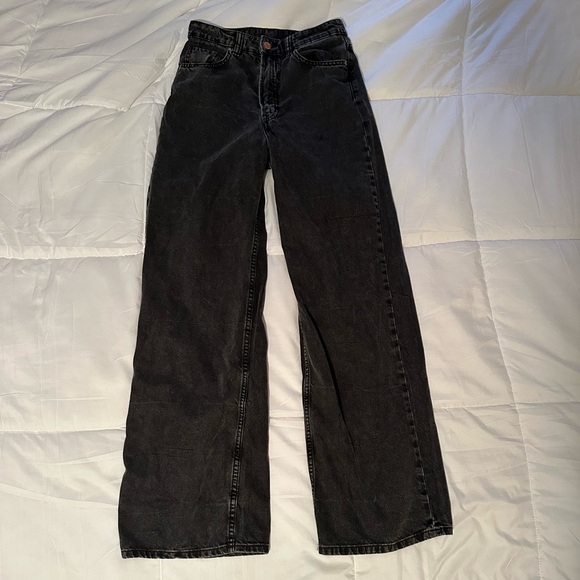 H&M Denim - H&M faded black/grey wash jeans
Size 4
Between straight and wide leg